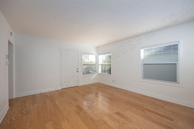 Building Photo - 2 WEEKS FREE!!! 2BR with Assigned Parking in Pacific Beach