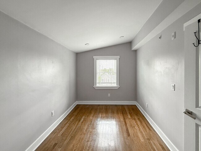 Building Photo - 468 Salem St