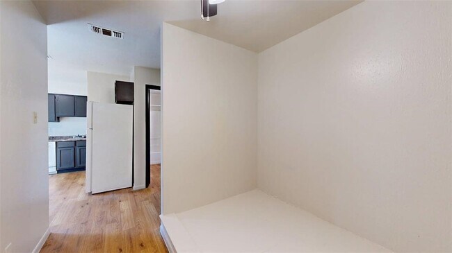 Building Photo - 725 Peppertree Dr