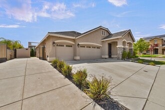 Building Photo - Beautiful Lincoln Home with Solar, 3-Car Garage & Trailer Parking!