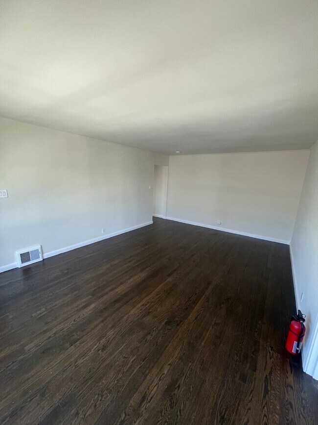 Building Photo - 208-212 Pinehurst Way