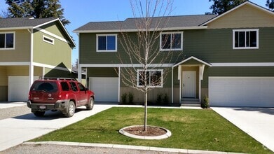 Building Photo - Post Fall Duplex with 1 car garage