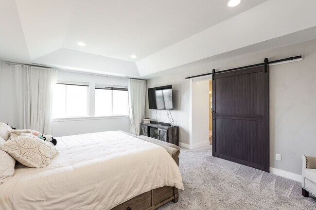 Building Photo - 5 Bedroom/4 Bathroom Lehi