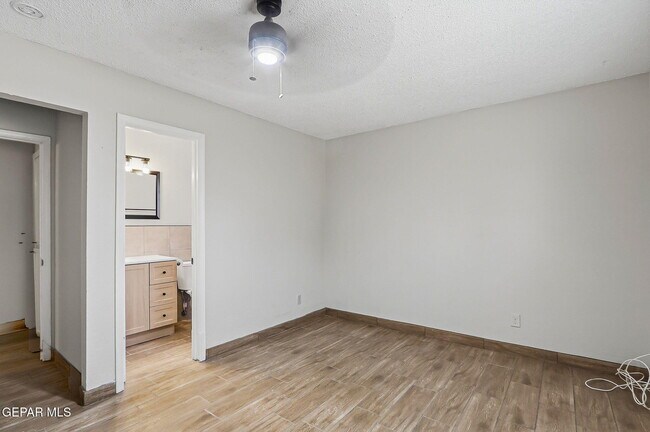 Building Photo - 2624 Lake Victoria Dr