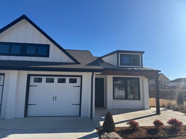 Building Photo - Fully Updated 2 Bedroom Duplex in Convenient Broken Arrow Location