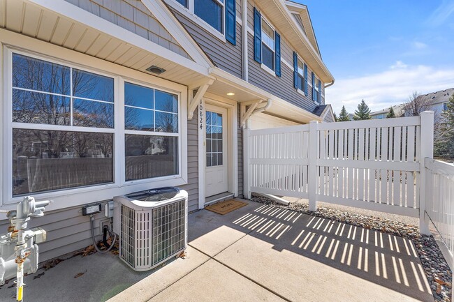 Building Photo - Large 3BR + Loft Townhome | 2-Car Garage | 1,715 Sq Ft