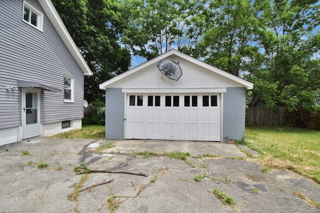 Building Photo - 1701 Sundale Ave