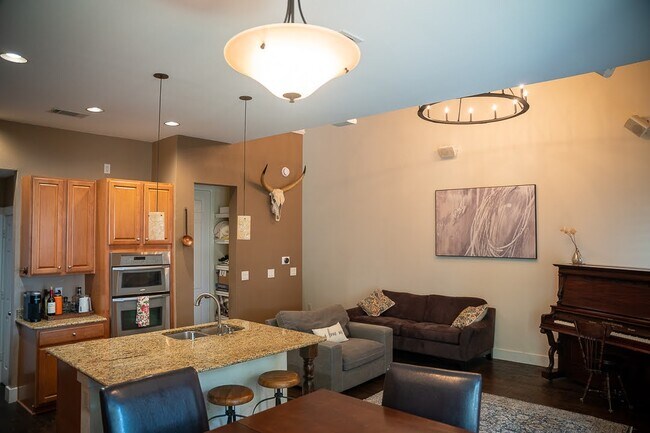 Building Photo - 1204 Lake Pointe Way