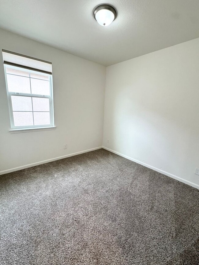 Building Photo - 3 Bed / 2.5 Bath Solar Home with Patio – Roseville – Available Now SEE VIDEO