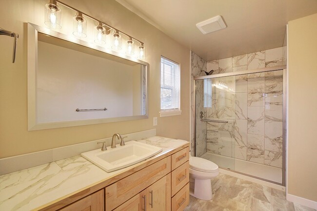 Building Photo - 3Bd/2.5Ba Lynnwood Duplex