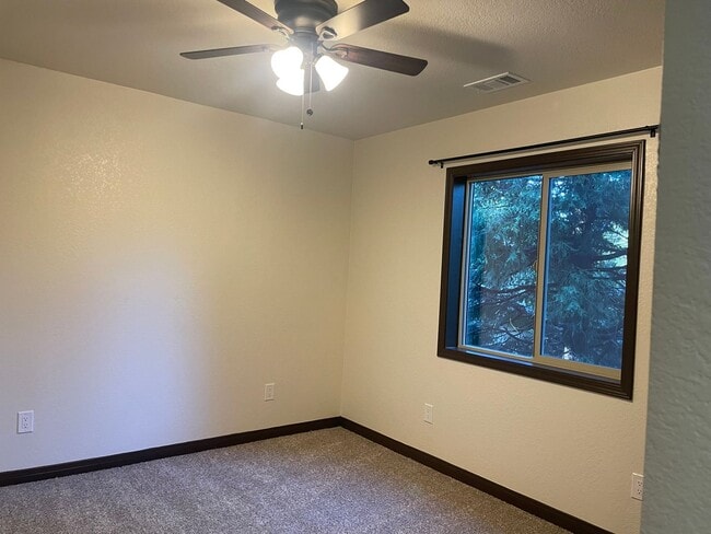Building Photo - Fabulous mountain retreat freeway close!