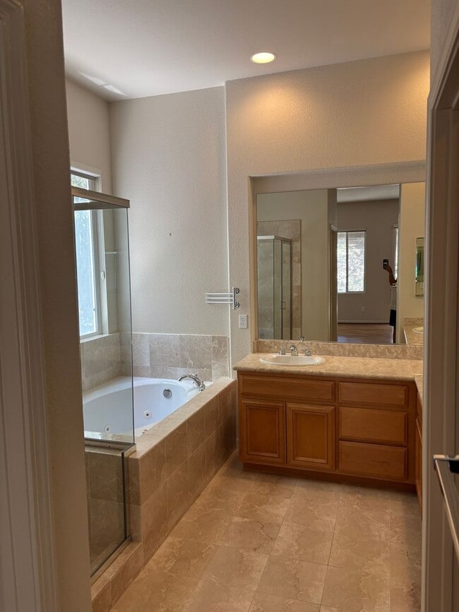 Building Photo - Spacious 3 to 4 Bedroom, 4-Bath Home in Pr...