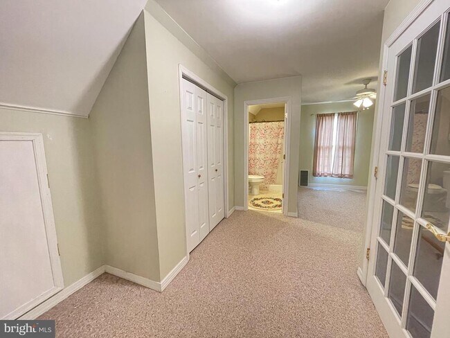 Building Photo - 588 Wakefield Dr