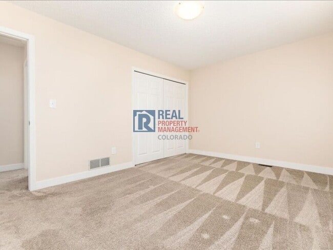 Building Photo - 1424 S Sierra Dr