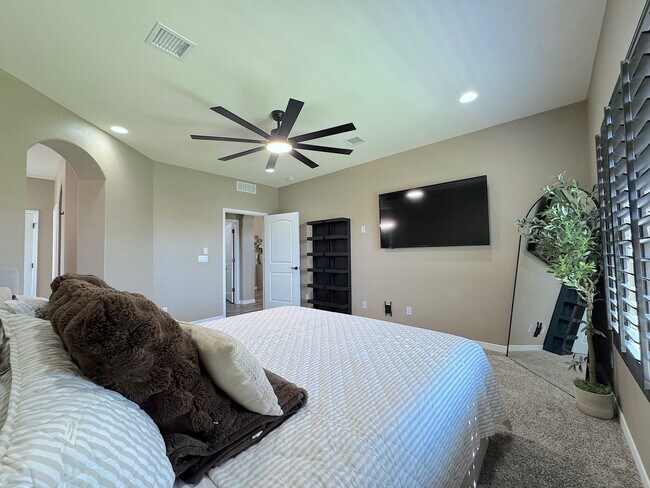 Building Photo - East El Paso 4bed/2bath Refrig A/C with Gorgeous Backyard!