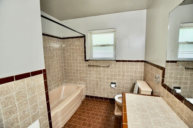 Building Photo - FOR LEASE! Nice 3-2-2 Brick Home in Weatherford!