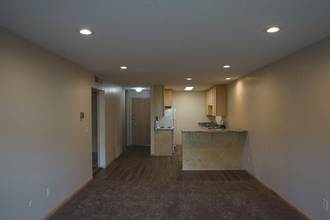 Building Photo - Remodeled 1BR Walk In Closet