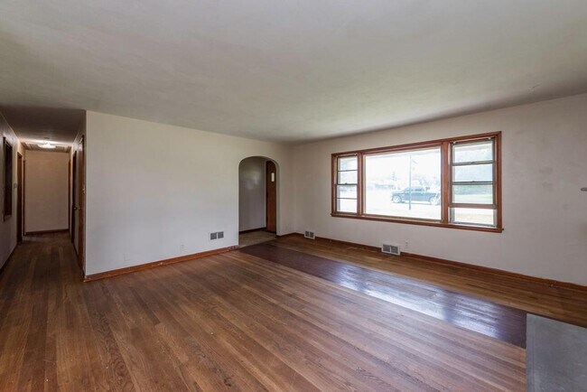 Building Photo - 618 N Oplaine Rd