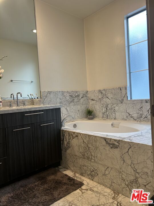 Building Photo - 5350 Playa Vista Dr