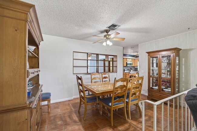 Building Photo - 704 Juniper Dr