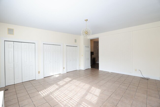 Building Photo - -- AVAILABLE 05/26/2026 -- MUSEUM DISTRICT CHARMER! 2 CAR GARAGE