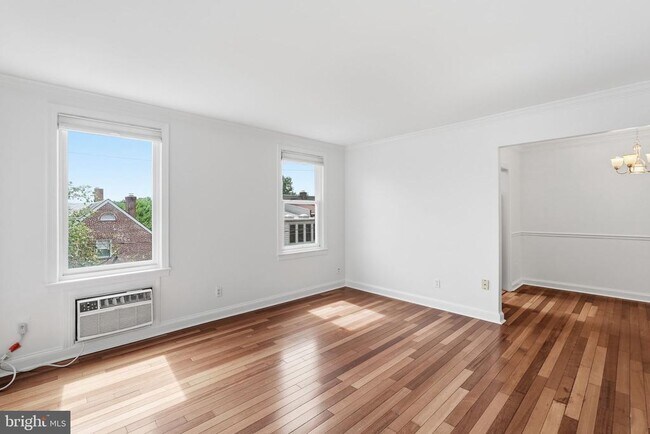 Building Photo - 906 S Washington St
