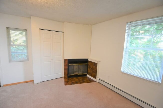 Building Photo - 1 bd apt in 7 unit complex on The Hill.