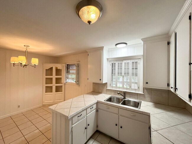 Building Photo - Comfortable 3BD, 1.5BA House with Large Fe...