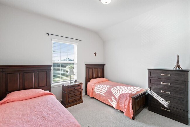 Building Photo - 515 Round Lake Dr