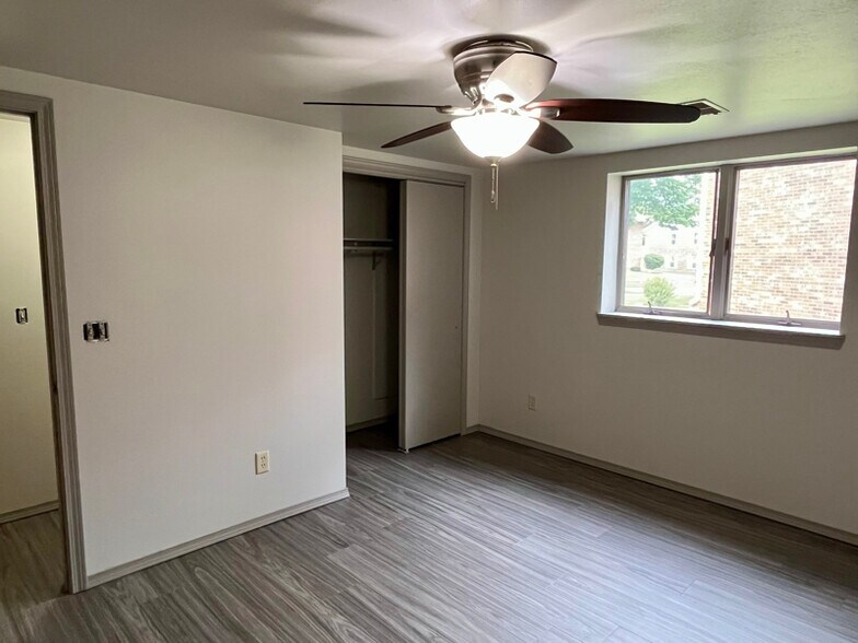 Building Photo - 801 W Ridgeview Dr