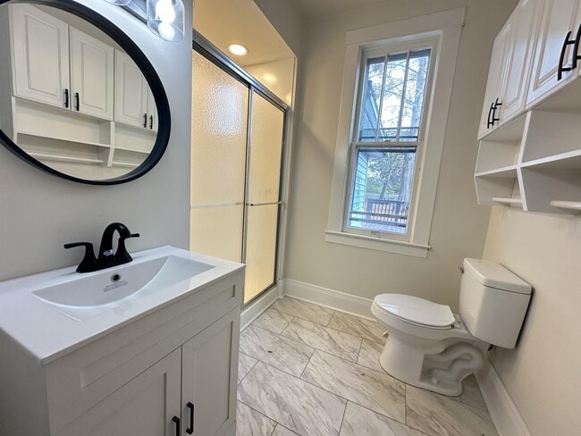 Building Photo - 463 Linden Ave