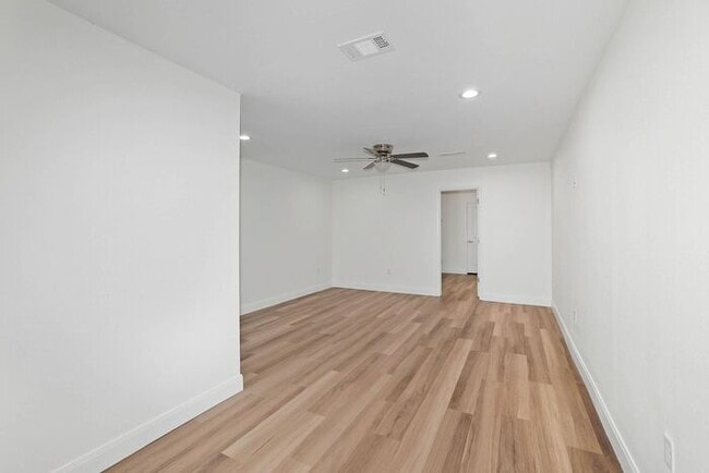 Building Photo - 7612 Woodford Ave