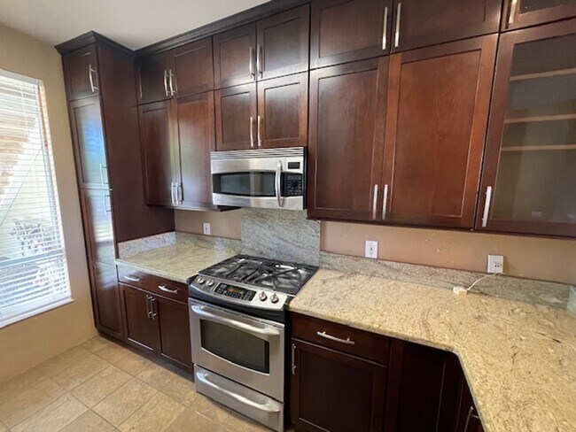 Building Photo - Golf Course Views! Upgraded: 2 bed/ 2 bath...