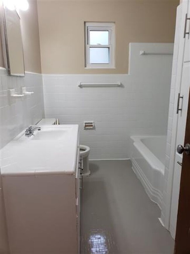 Building Photo - Charming Duplex Unit In Franklin Park