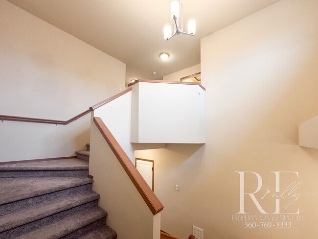 Building Photo - Spacious East Bremerton Home with Vaulted ...