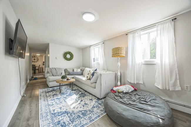 Building Photo - Cozy 2-Bedroom, 1 Bath Apartment in Plymou...