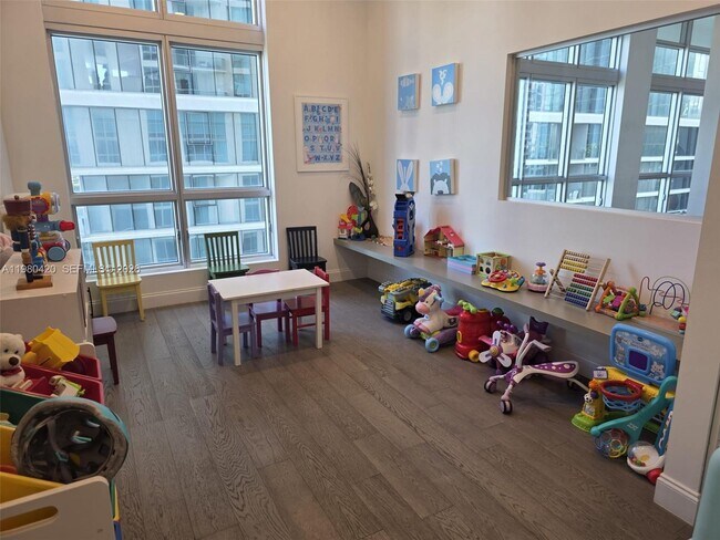 Building Photo - 300 S Biscayne Blvd