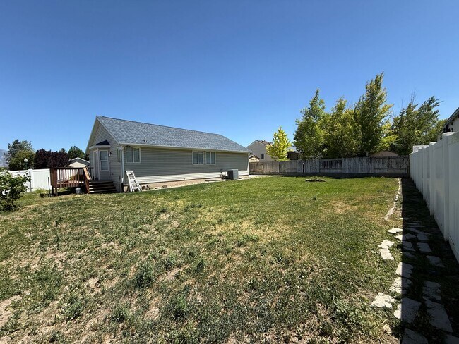 Building Photo - Beautiful 5 bedroom home!