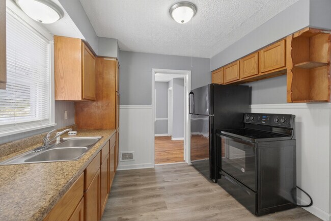 Building Photo - Updated 3-bed Home By Wes Montgomery Park