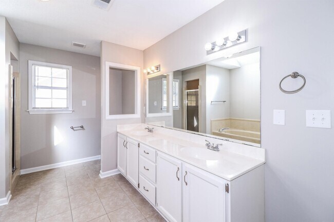 Building Photo - 1261 Fox Trace Dr