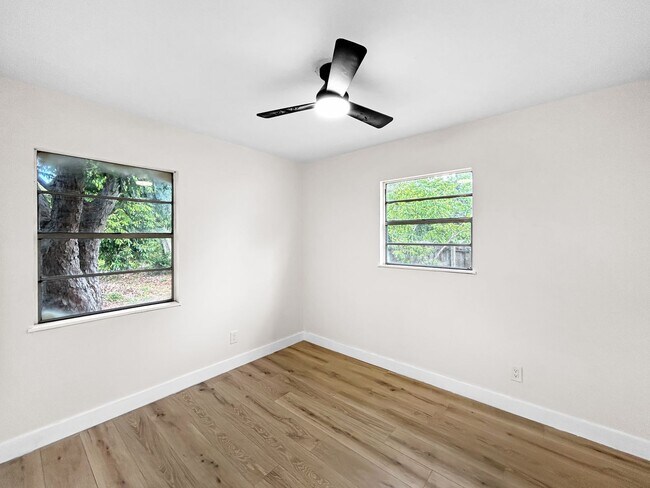 Building Photo - SECTION 8 ACCEPTED! Spacious Updated Home in St. Petersburg with a Large Backyard - 4bed | 2bed