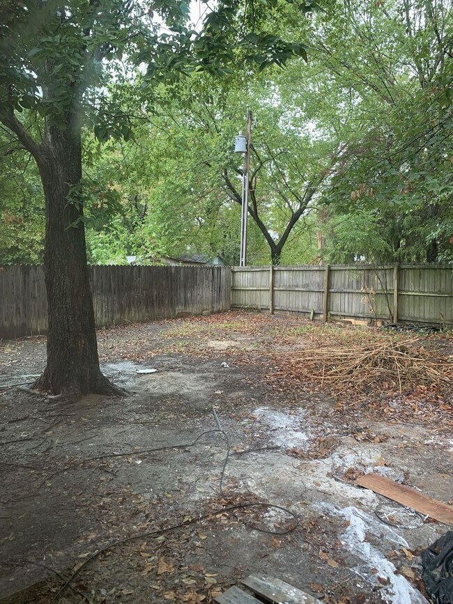 Building Photo - 120 Plumthicket Way