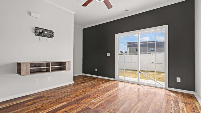 Building Photo - "Charming 2-Bed Townhouse with 2.5 Baths i...