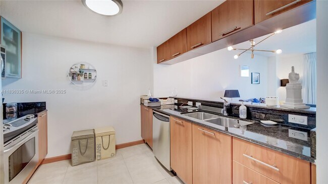 Building Photo - 1800 N Bayshore Dr