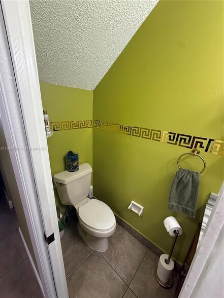 Building Photo - 550 SW 115th Ave