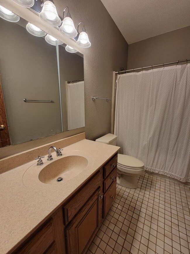 Building Photo - Upscale and Spacious Cedar Falls House for...