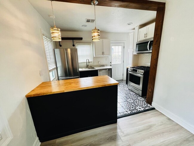 Building Photo - Cute 2BD 1BA Bungalow Home in Putnam Heights West!!!