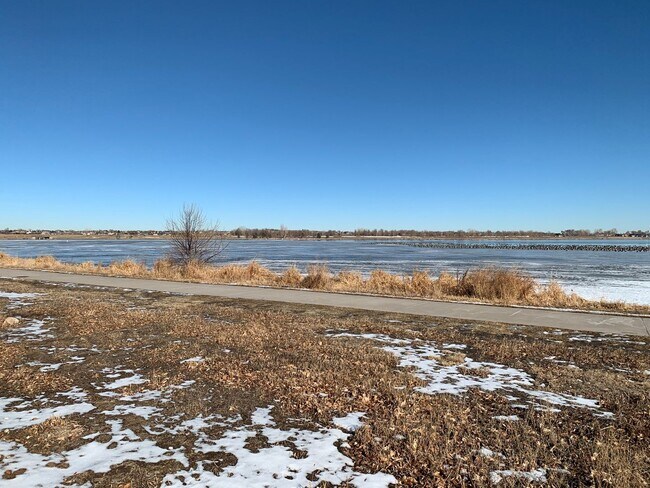 Building Photo - Fantastic Condo on Windsor Lake