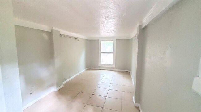 Building Photo - 5816 Pinehurst Dr