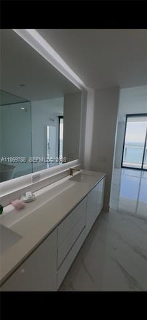 Building Photo - 700 NE 24th St